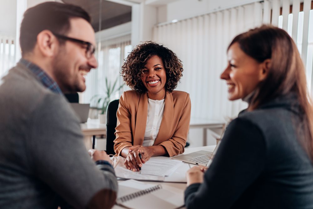 Advisory meeting between a bookkeeper and business owners